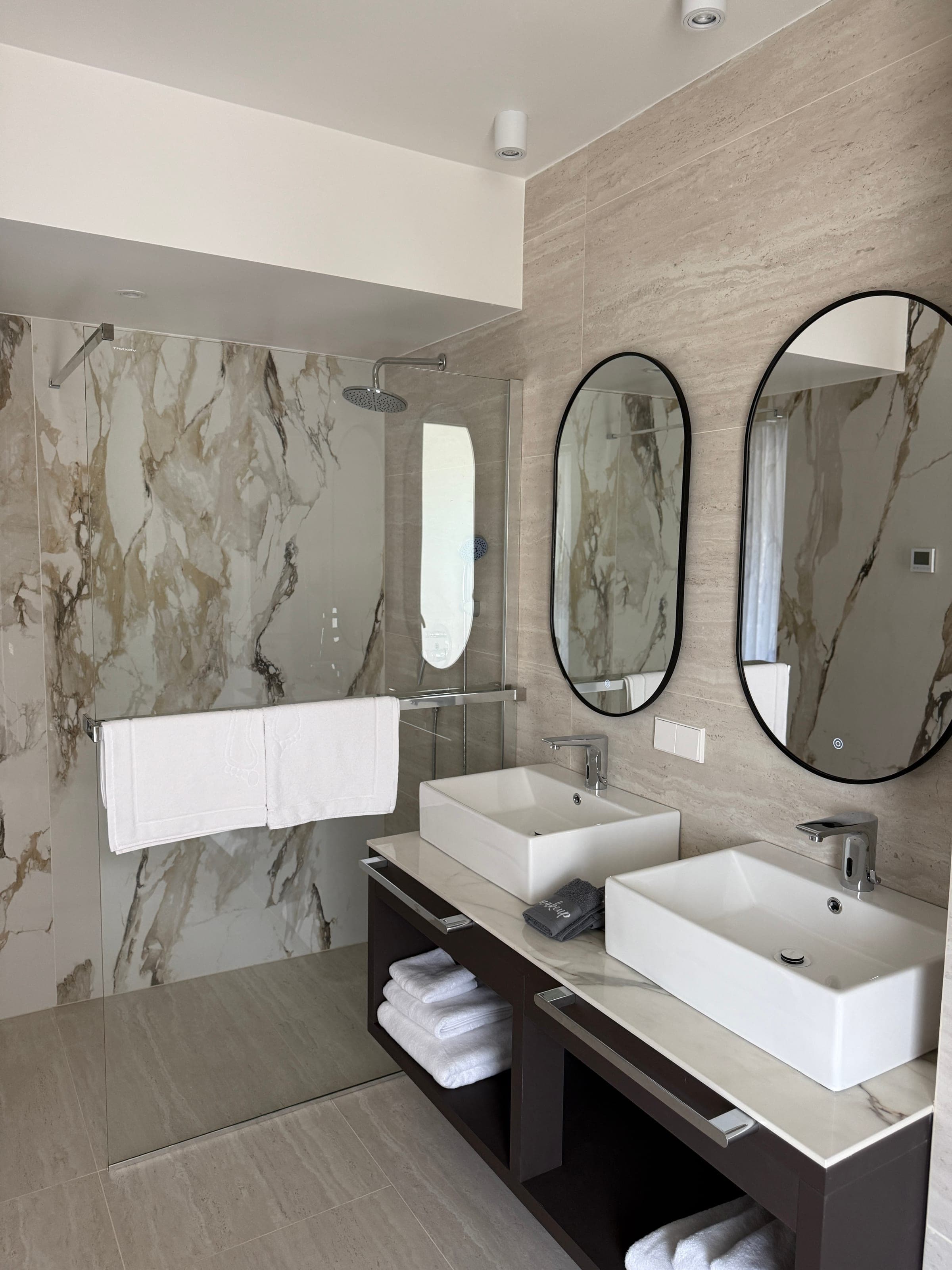 Suite br. 2 – hotelska soba s kupaonicom i pogledom na more